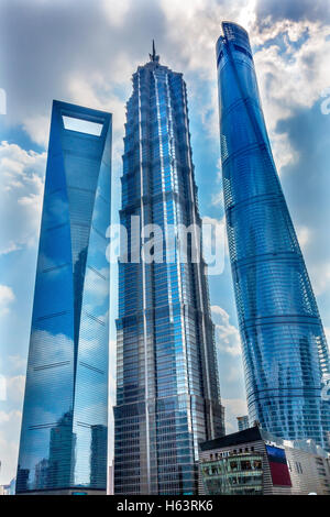 Drei Hochhäuser Überlegungen stellen Muster und Designs Liujiashui Financial District Shanghai China.  Shanghai Tower Stockfoto