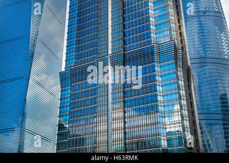 Drei Hochhäuser Überlegungen stellen Muster und Designs Liujiashui Financial District Shanghai China.  Shanghai Tower Stockfoto