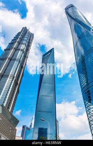 Drei Hochhäuser Überlegungen stellen Muster und Designs Liujiashui Financial District Shanghai China.  Shanghai Tower Stockfoto