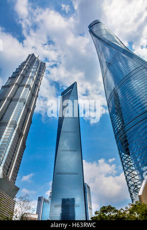 Drei Hochhäuser Überlegungen stellen Muster und Designs Liujiashui Financial District Shanghai China.  Shanghai Tower Stockfoto