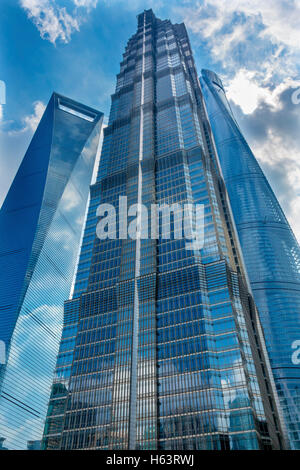 Jin-Mao-Tower drei Wolkenkratzer Überlegungen stellen Muster und Designs Liujiashui Financial District Shanghai China Stockfoto