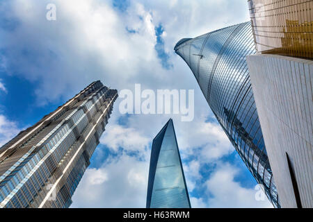 Drei Hochhäuser Überlegungen stellen Muster und Designs Liujiashui Financial District Shanghai China.  Shanghai Tower Stockfoto