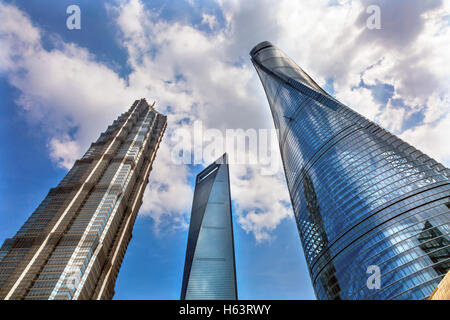 Drei Hochhäuser Überlegungen stellen Muster und Designs Liujiashui Financial District Shanghai China.  Shanghai Tower Stockfoto