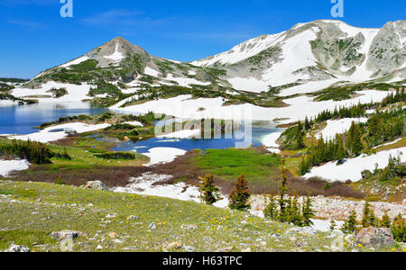 Snowy Range Berge und See mit Reflexion in Medicine Bow, Wyoming im Sommer Stockfoto