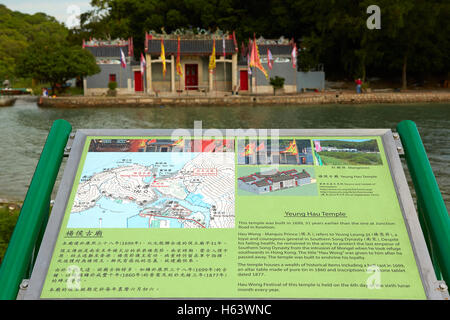 Hinweisschild für das Historische Yeung Hau Tempel in Tai O, einer unberührten Chinesischen ländlichen Fischerdorf, Hong Kong. Stockfoto