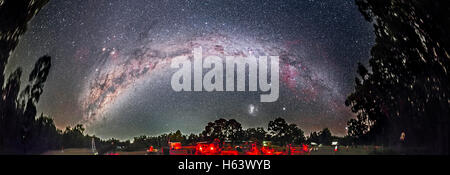 Der spektakuläre südlichen Milchstraße bogenförmig über den OzSky 2016 Starparty nahe Coonabarabran, NSW, Australien, in einem etwa 240° Stockfoto