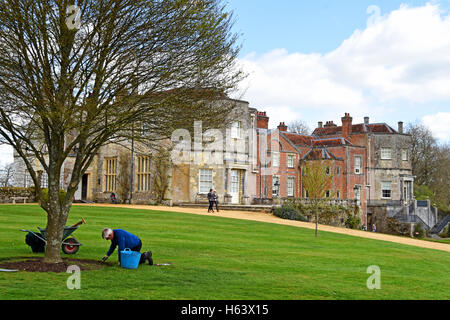 Gardner arbeiten in Mottisfont Abbey Gardens, Romsey, Hampshire, England. Stockfoto