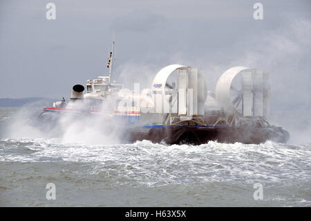 Hovercraft verlassen Southsea Überschrift nach Ryde auf der Isle Of Wight. Stockfoto