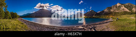 Ein Fotograf schießt auf rechten Seite, eine mondhelle Nightscape Driftwood Beach an Waterton Lakes National Park, Alberta. Die Stockfoto