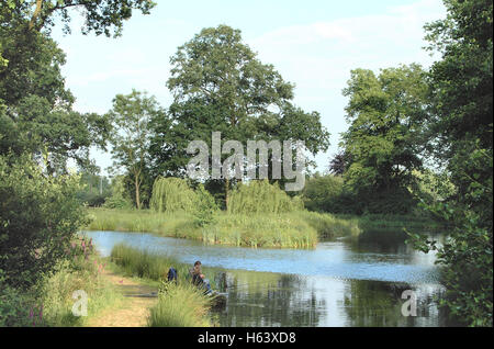 Paar Karpfen Angeln in Stoneham Seen, Eastleigh, Hampshire. Stockfoto