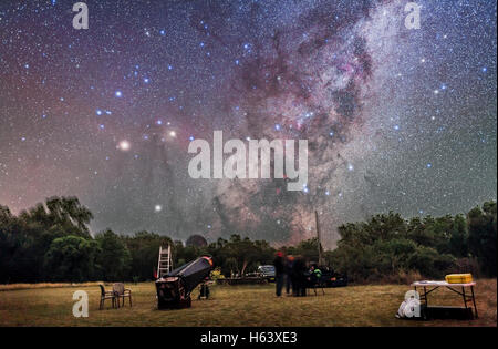 Scorpius über ein Teleskop und Beobachter bei der jährlichen OzSky Star Party in Coonabarabran, NSW, Australien am 5. April 2016 steigen. Stockfoto