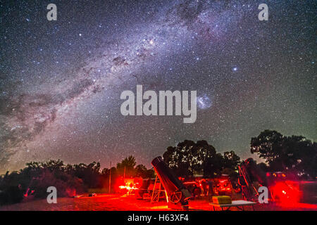 Die südlichen Himmel Pracht über den OzSky-Star-Party mit der Milchstraße von Vela, Centaurus, einschließlich Crux und Carina links Stockfoto