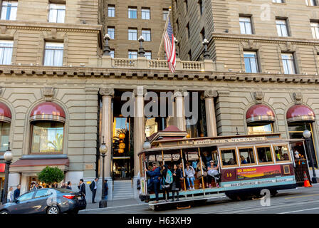 San Francisco, CA, USA, Straßenszene, Luxus-Hotel 'The Westin St. Francis' Union Square Seilbahn mit Masse der Touristen reiten Stockfoto