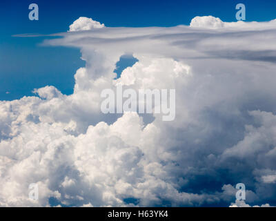 verschiedenen Wolkenformationen aus der Luft gesehen Stockfoto