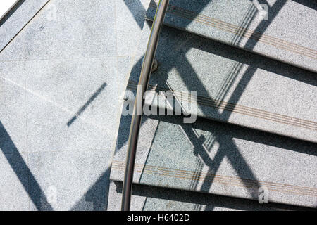 Sonnenlicht und Schatten auf Wendeltreppe Stockfoto