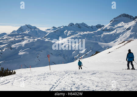 Skifahren auf den Pisten in The Arlberg Lech und St. Anton Arlberg Österreich Stockfoto