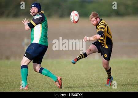 North Dorset RFC 2. XV Vs Bournemouth III XV - Dorset, England. Bournemouth Spieler munter Ball zu klären. Stockfoto