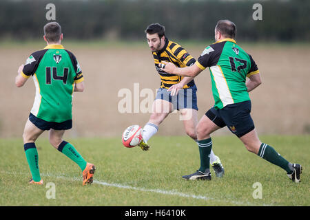 North Dorset RFC 2. XV Vs Bournemouth III XV - Dorset, England. Bournemouth Spieler munter Ball zu klären. Stockfoto