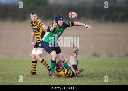 North Dorset RFC 2. XV Vs Bournemouth III XV - Dorset, England. NDRFC Spieler Ball loszulassen, nach in Angriff genommen. Stockfoto