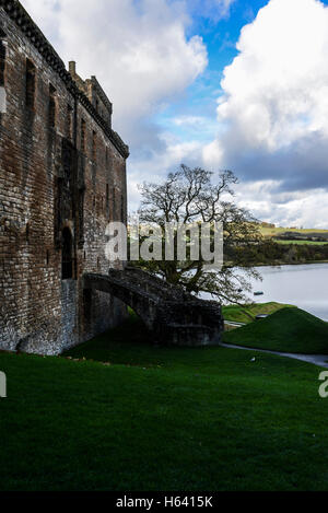 Die außenwände von Linlithgow Palace mit Linlithgow Loch im Hintergrund Stockfoto