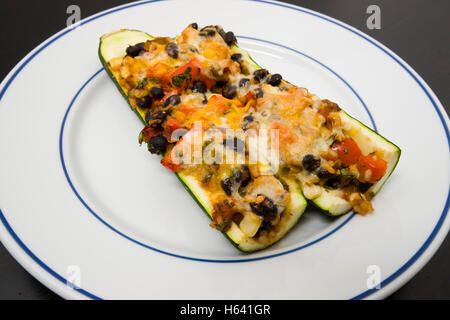 Mexikanische Zucchini Burrito Boote, fleischlose Mahlzeit, Gluten freie Mahlzeit, Stockfoto