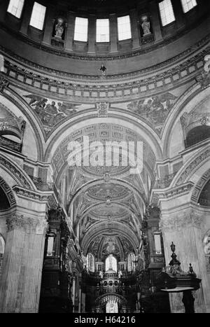 Russell Powell Basis 230 BASE-Jumping von der Whispering Gallery innen St Pauls Cathedral London. Bild Copyright Doug Blane Stockfoto