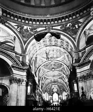 Russell Powell Basis 230 BASE-Jumping von der Whispering Gallery innen St Pauls Cathedral London. Bild Copyright Doug Blane Stockfoto