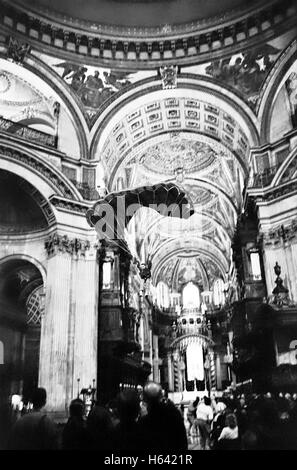 Russell Powell Basis 230 BASE-Jumping von der Whispering Gallery innen St Pauls Cathedral London. Bild Copyright Doug Blane Stockfoto