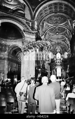 Russell Powell Basis 230 BASE-Jumping von der Whispering Gallery innen St Pauls Cathedral London. Bild Copyright Doug Blane Stockfoto