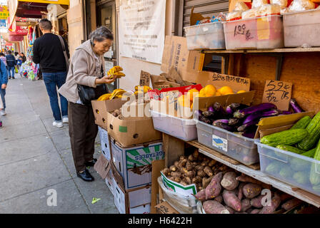 San Francisco, CA, USA, Chinesin auf der Straße, Einkaufen in Lebensmittelgeschäften, außerhalb von Einwanderern aus ethnischen LebensmittelSupermärkten, Asiatisch, chinesische Stadtstraße, Stockfoto