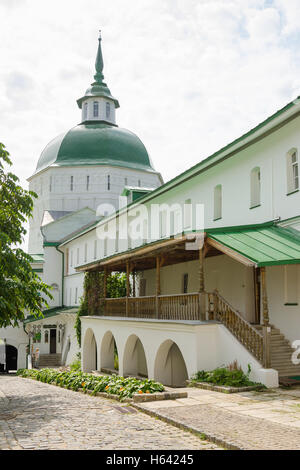 Sergiev Posad - 10. August 2015: Blick auf den Wasserturm und die Wand neben ihm seitens der Tempel des Heiligen Trini Stockfoto