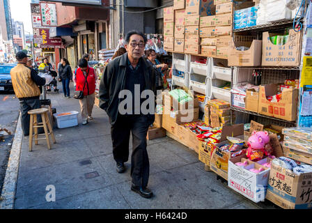 San Francisco, CA, USA, Chinesen Migranten, die auf der Straße laufen, Einkaufen in Lebensmittelgeschäften, Stadtvierteln, Multi-Ethno-Geschäfte, Migranten Stockfoto