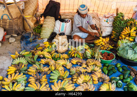 Bananen in einem Marktstand. Stockfoto