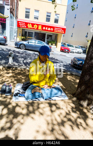 San Francisco, CA, USA, Senior Chinese Woman Meditation, Fulan Gong, auf dem Bürgersteig, in Chinatown, Daytime Portsmouth Square, Parken Sie Migranten Stockfoto