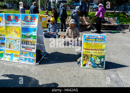 San Francisco, CA, USA, hochrangigen chinesischen Menschen, Hanging Out, Meditation, Fulan Gong in Chinatown, tagsüber Portsmouth Square, Park, lokalen Nachbarschaften Stockfoto