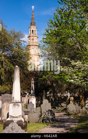 St. Philip Episcopal Church mit kreisförmigen Congregational Church Friedhof im Vordergrund, Charleston, South Carolina Stockfoto