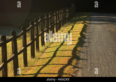 Blick entlang einem Holzzaun im Herbst Stockfoto