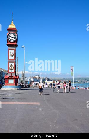 Blick entlang der Esplanade Promenade und die Küste mit Königin Victorias Jubilee Uhrturm im Vordergrund, Weymouth, Großbritannien. Stockfoto