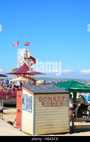 Eselreiten mit Café und Helter Skelter nach hinten am Strand, Weymouth, Dorset, England, Vereinigtes Königreich, West-Europa. Stockfoto