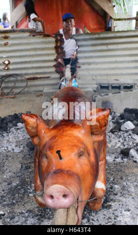 Braten ein ganzes Schwein - Lechon Baboy in der Insel Mindoro, Philippinen. Stockfoto