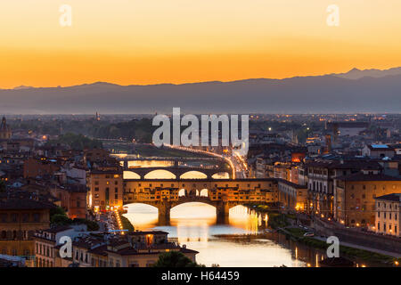 Blick auf Florenz bei Sonnenuntergang mit der Ponte Vecchio Brücke über den Fluss Arno Stockfoto