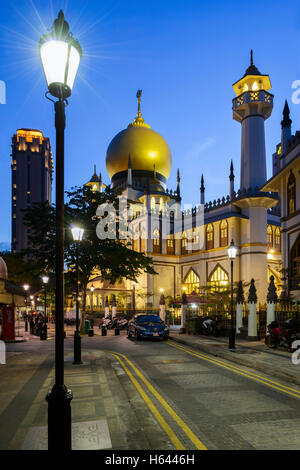 Die Sultansmoschee in Kampong Glam in der Abenddämmerung, Singapur Stockfoto