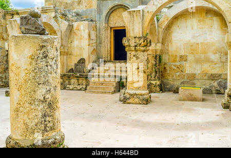 Die Halle vor St Astvatsatsin Church of Haghartsin Monastery mit die zerstörten Säulen und Bögen, Armenien. Stockfoto