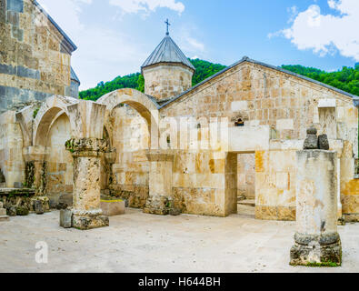 Blick vom Gavit (Fassade Hall) der St. Astvatstsin Kirche auf der Steinmauer und die Kuppel der Kirche St. Grigor, Haghartsin Kloster Stockfoto