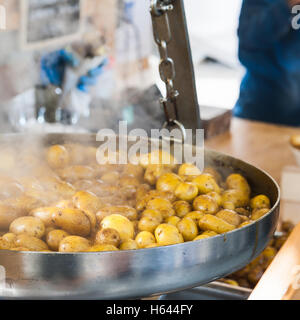 Neue Kartoffeln. In einer Pfanne gebraten. Italienisches Rezept: Kartoffeln gekocht, Salento. Selektiven Fokus. Stockfoto