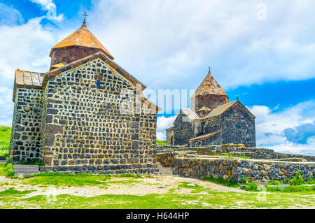 Die schöne Steinkirchen des Sevanavank Klosters haben das gleiche Architekturdesign, Sevan, Armenien. Stockfoto