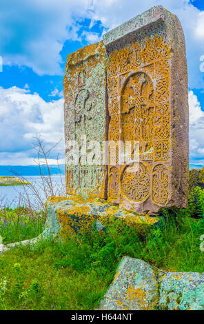 Die Khachkars sind traditionelle armenische Kreuzsteine mit komplexen floralen und geometrischen ethnische Muster, Hayravank, Armenien. Stockfoto