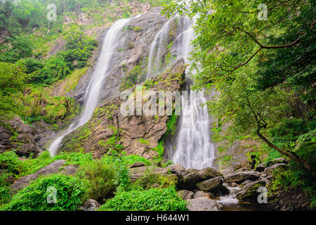 Khlong lan Wasserfall, berühmte natürliche Sehenswürdigkeit in Kampange Phet in Thailand. Stockfoto