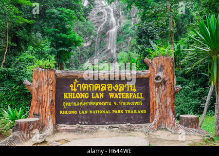 Das Namensschild des Khlong lan Wasserfall, berühmte natürliche Sehenswürdigkeit in Kampange Phet, Thailand Stockfoto