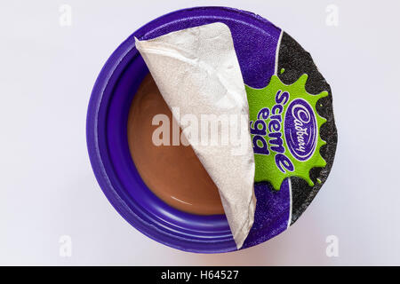 Topf von Cadbury screme ei Töpfe der Freude grün goooo für Halloween mit Deckel zurück geschält Inhalt auf weißem Hintergrund zu zeigen Stockfoto